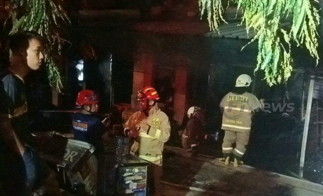 Petugas damkar masih berusaha memadamkan kebakaran Pasar Taman Puring, Jaksel, Senin (28/7). [Foto: FTNews.co.id/Selvianus Kopong Basar]